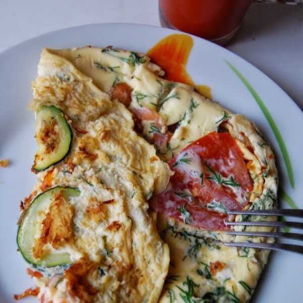 Omlet z cukinią i pomidorem