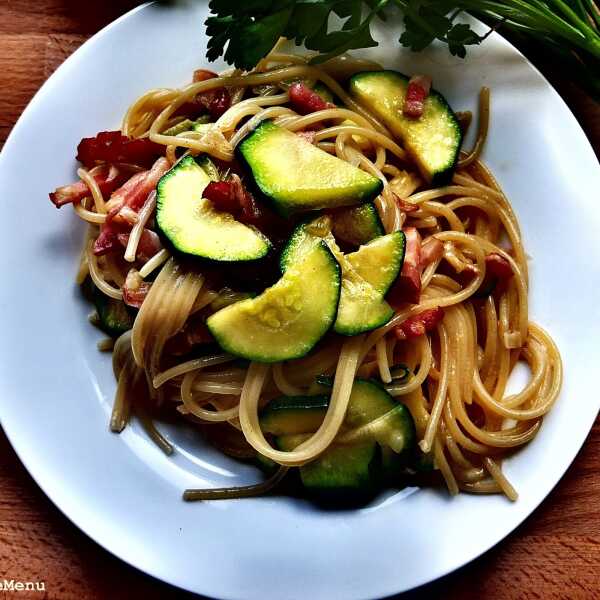 Spaghetti carbonara z cukinią 