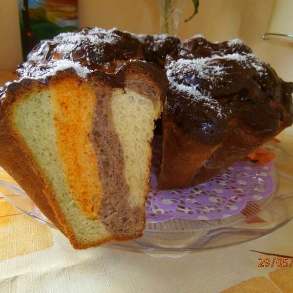 Kolorowa babka drożdżowa