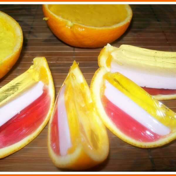 Kolorowe galaretki w pomarańczach