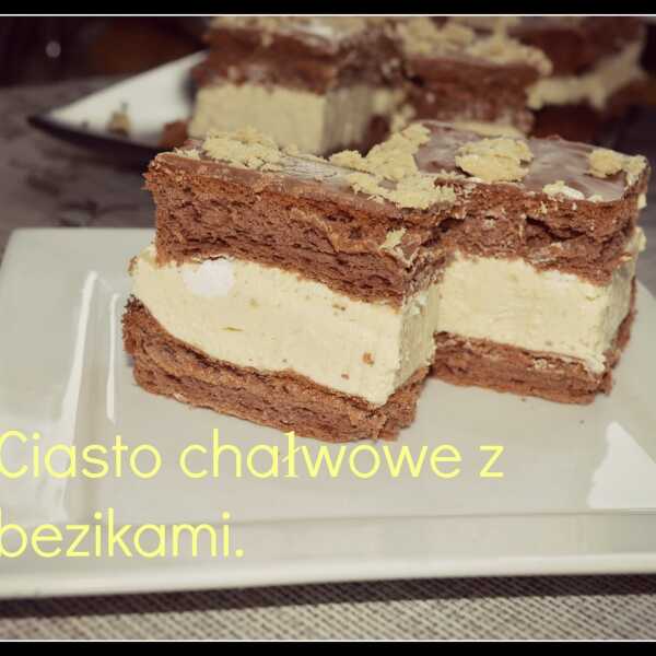 Ciasto chałwowe z bezikami.