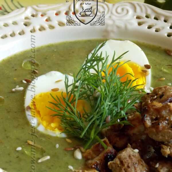 Zupa z natki rzodkiewki z grillowanymi bitkami i jajkiem