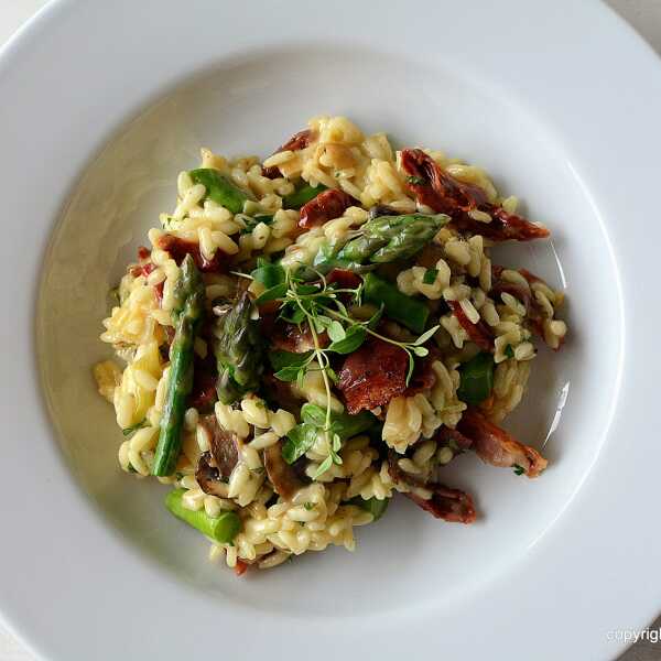 Risotto ze szparagami, suszonymi pomidorami, grzybami i szynką parmeńską