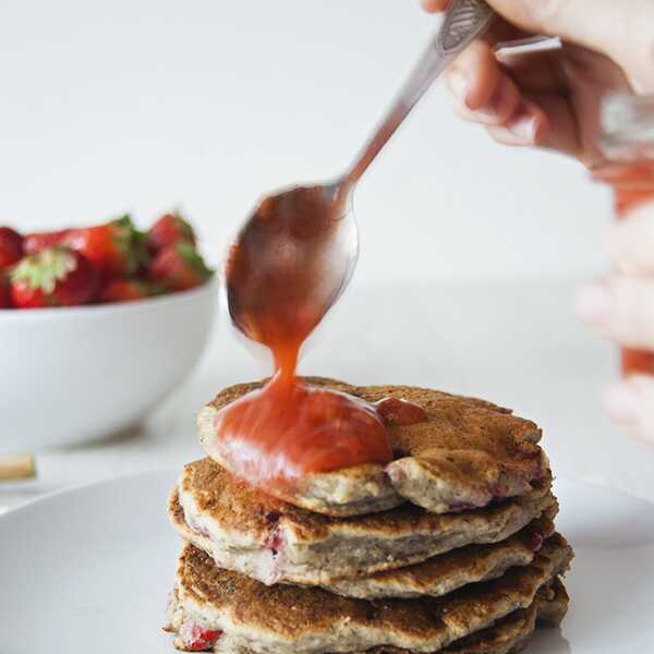 LEKKIE PLACUSZKI RYŻOWE Z RABARBAREM I TRUSKAWKAMI | FLUFFY RICE STRAWBERRY RHUBARB PANCAKES