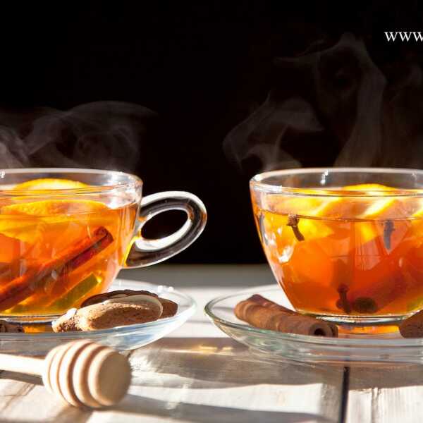 Herbata z pomarańczą, miodem i przyprawami na zimowe wieczory