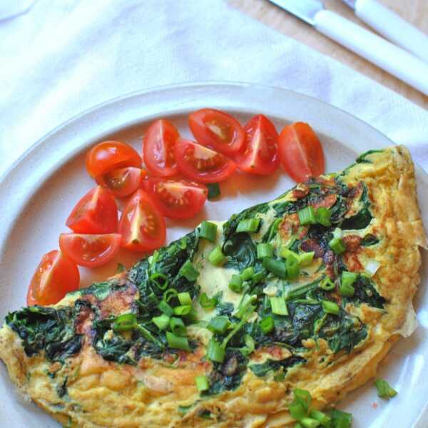 Śniadaniowy omlet z zieleniną
