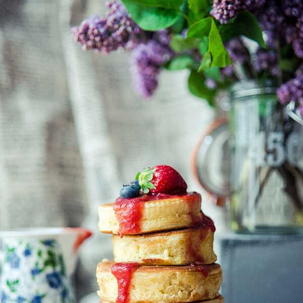 Są truskawki – jest zabawa! :) Pancakes z sosem owocowym. 