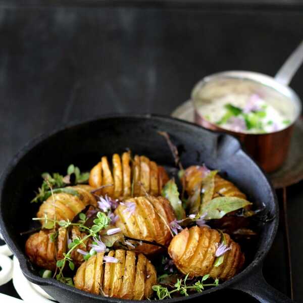 GRZEBIENIE Z PIECZONYCH MŁODYCH ZIEMNIAKÓW - HASSELBACK POTATOES