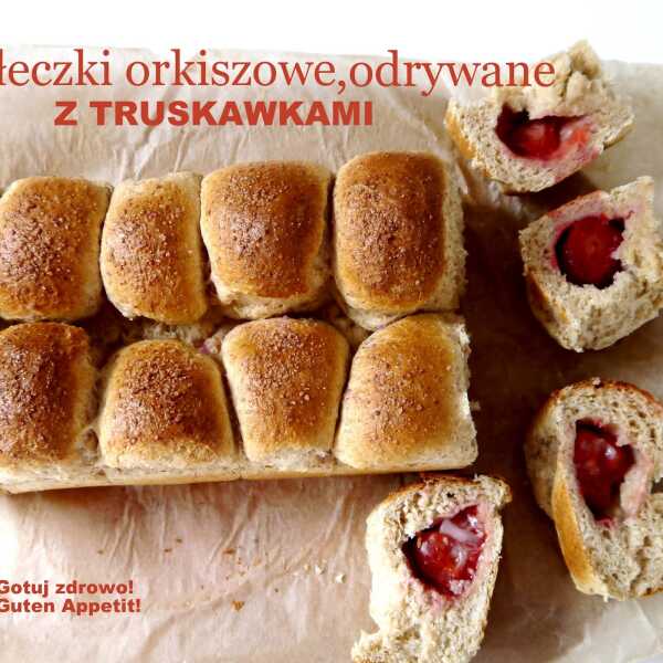 Odrywane, razowe bułeczki orkiszowe z truskawkami