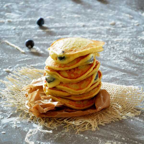 Migdałowe pancakes z migdałami, bananem i borówkami. Przerobione placki Elvisa. BLW