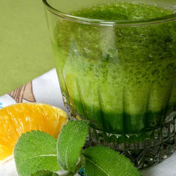 Orzeźwiający napój szpinakowo-ziołowy z miodem i cytryną