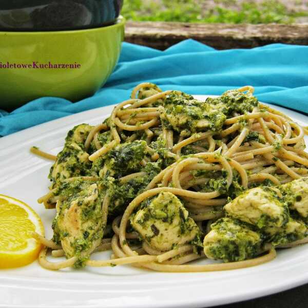 Spaghetti razowe ze szpinakiem, kurczakiem i bazyliowym pesto