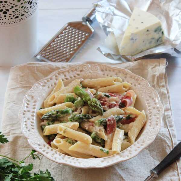 Makaron ze szparagami, szynką parmeńską i serem pleśniowym