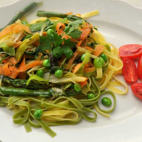 PASTA E VINO! Tagliatelle 'Paglia e fieno' z młodymi warzywami 