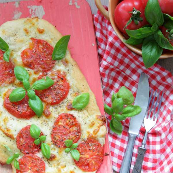 Pizza margherita ze świeżymi pomidorami