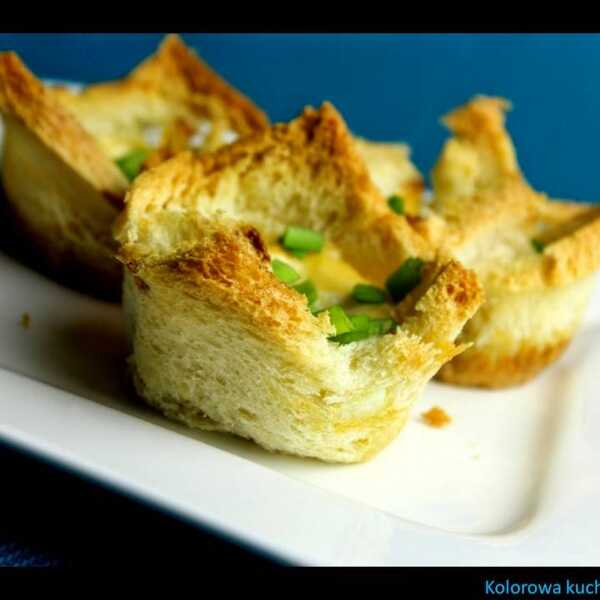 Muffinki z chleba tostowego z jajkiem i serem 