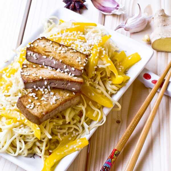 Makaron Chow-Mein z tofu i żółtą papryką