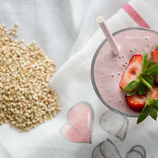 Truskawkowo - gryczane smoothie śniadaniowe / Buckwheat groats and strawberry breakfast smoothie