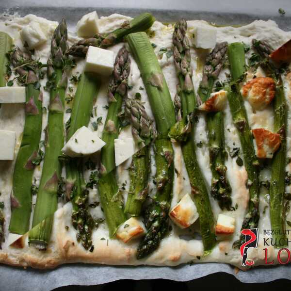 PIZZA Z ZIELONYMI SZPARAGAMI I SEREM HALLOUIMI