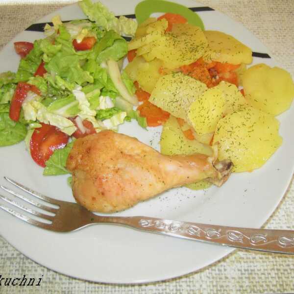 Pieczony kurczak z warzywami i surówką wiosenną