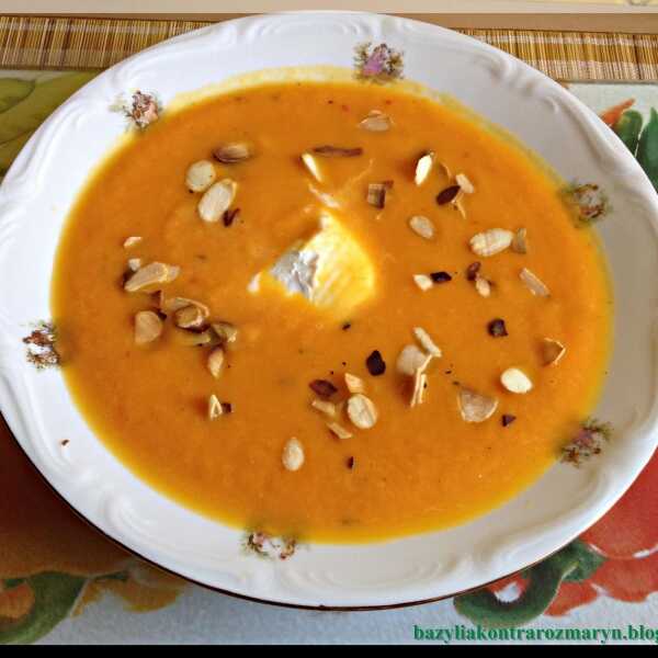 Zupa-krem marchewkowo pomarańczowa z migdałami.