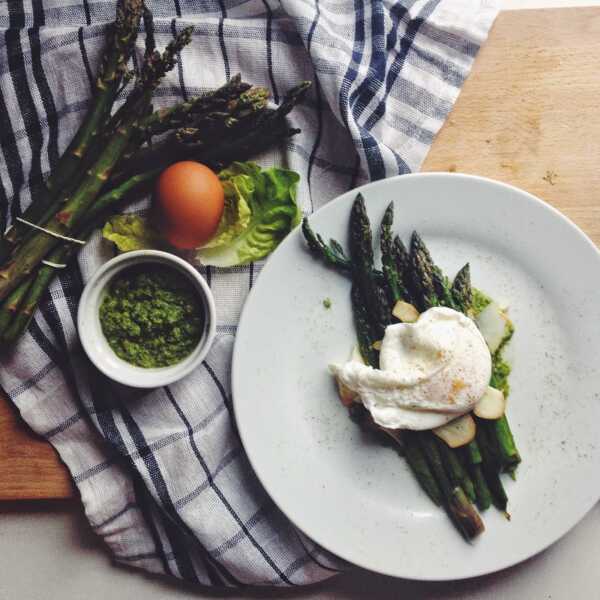 Pesto z sałaty masłowej, grillowane szparagi + jajo w koszulce.