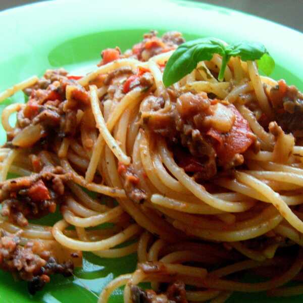 Spaghetti z wołowiną w sosie pomidorowym wariacje a la bolognese.