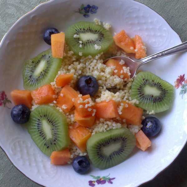 Kasza jaglana z kiwi,papają i borówką / Millet groats with kiwi,paw paw and berry