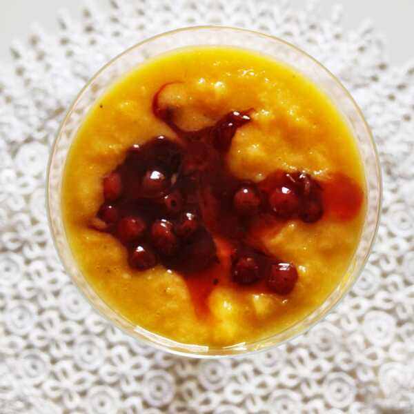 Smoothie z mango, banana, pomarańcza i żurawiny