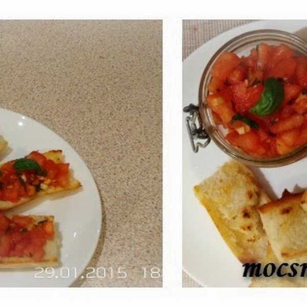Bruschetta - grzanki z bazylią i pomidorami.
