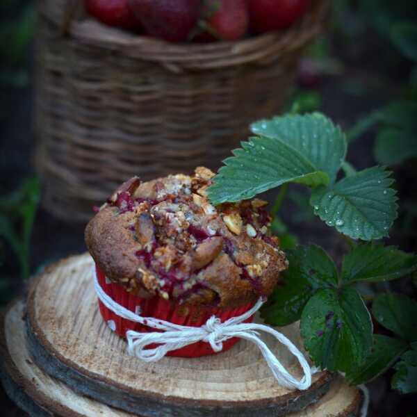 Muffin nadziany truskawą z migdałową kruszonką