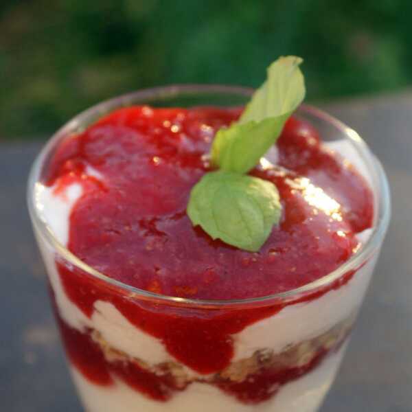 Deser z konfiturą truskawkowo-rabarbarową i jogurtem naturalnym na crunchy