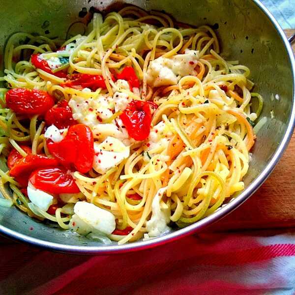 Spaghetti a'la caprese z pieczonymi pomidorami i mozzarellą z mleka bawolego 