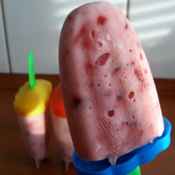 Truskawkowo-jogurtowe lody na patyku