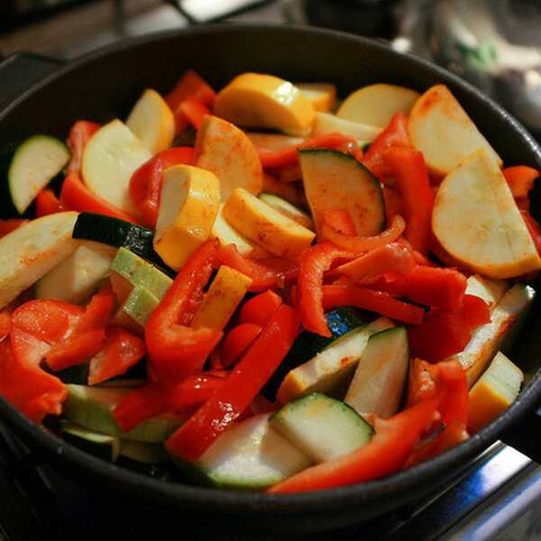 Vegetariańskie Dietetyczne Leczo - prosty przepis. Dieta odchudzająca warzywno-owocowa 14-dniowa kuracja oczyszczająca organizm z toksyn. Vegetarian Leco - recipe. Najlepsza Indyjska Kurkuma.