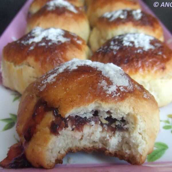 Drożdżówki z porzeczkami - Blackcurrant buns - Brioches con ribes