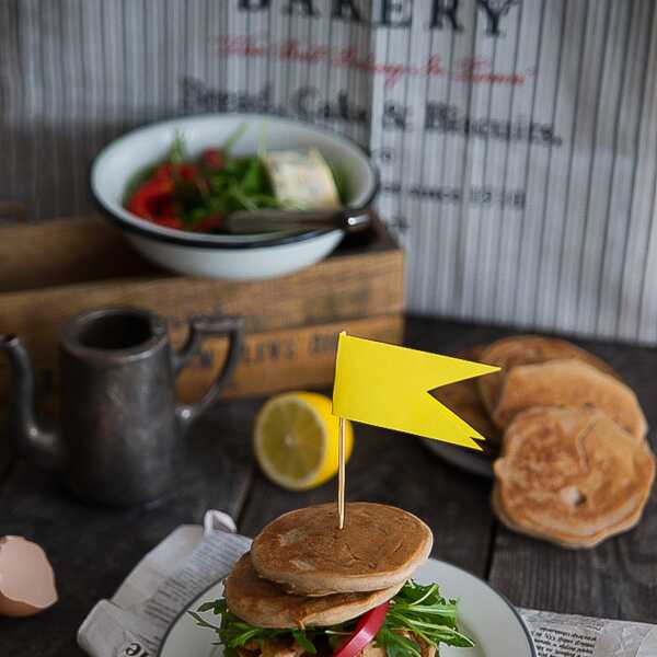 Burgery z placków gryczanych z kurczakiem, rukolą i serem pleśniowym