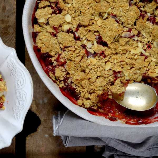 Truskawkowo rabarbarowy crumble owsiany