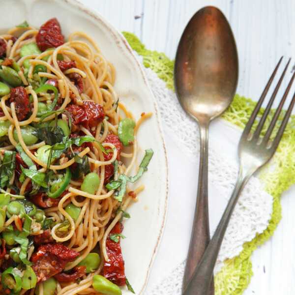 Spaghetti razowe z bobem, suszonymi pomidorami i świeżą bazylią