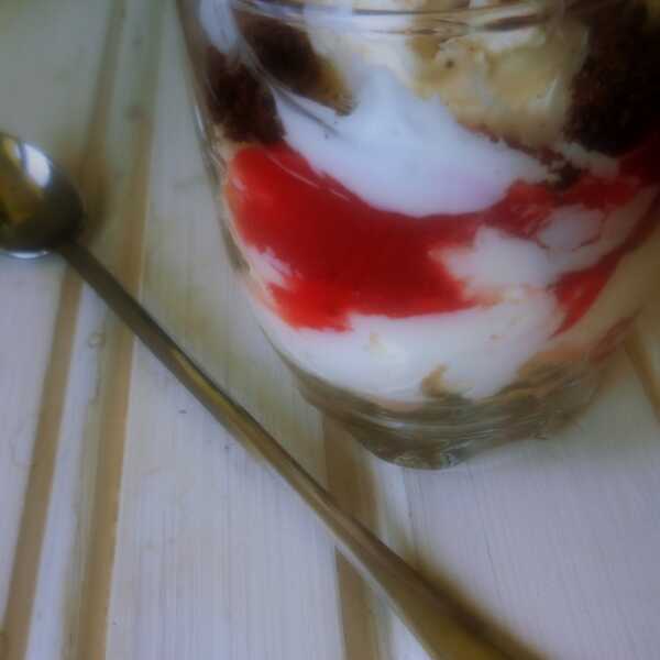 Truskawkowy trifle