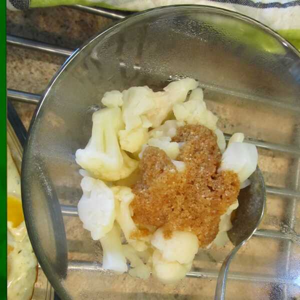 Kalafior z bułką tartą, otrębami i masłem
