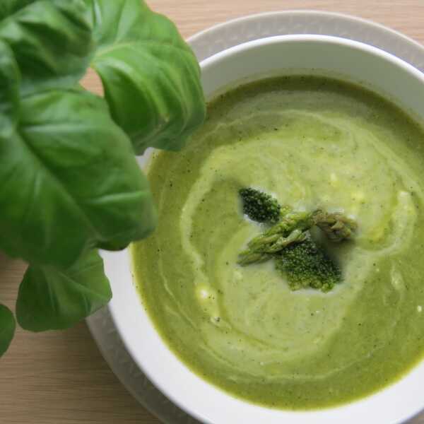 Zielona zupa brokułowa ze szparagami