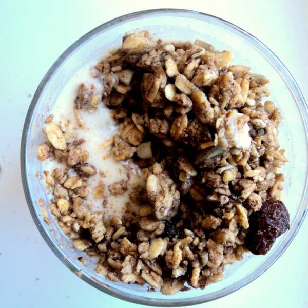 Ananasowo-kokosowy jogurt z karobową granolą :) 