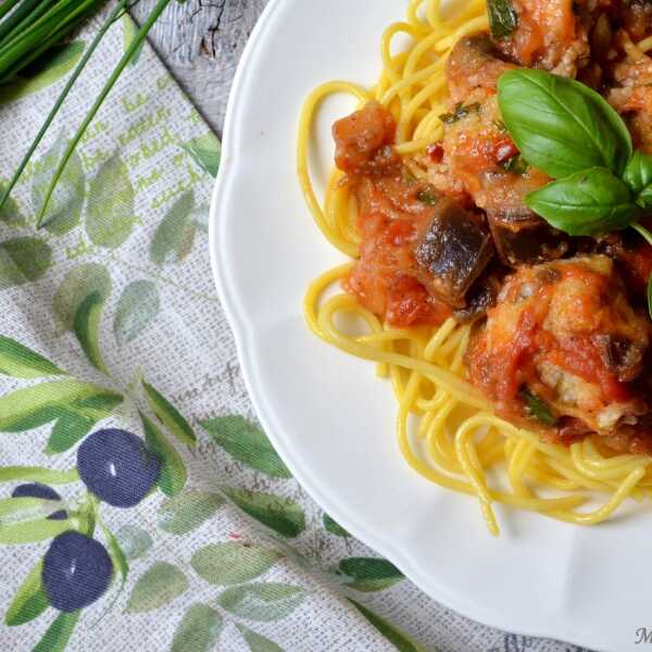 Makaron spaghetti z sosem pomidorowo-bakłażanowym
