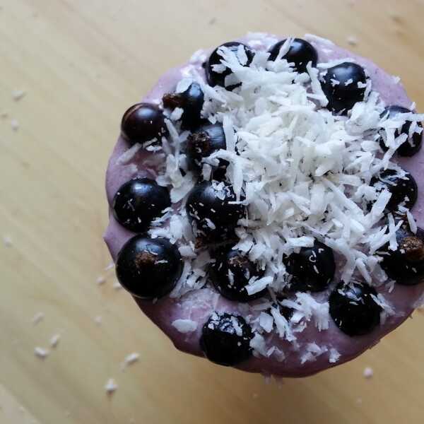 Lodowy deser białkowy - kokos i czarna porzeczka