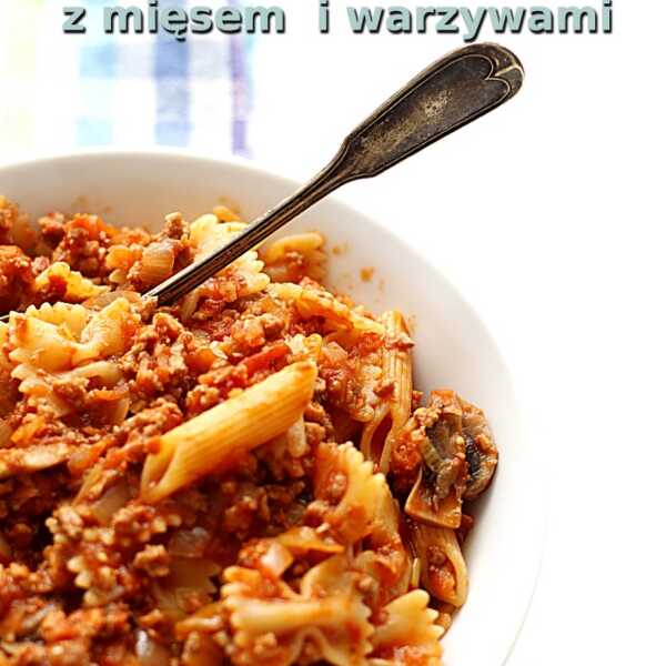 Makaron z mięsem i warzywami