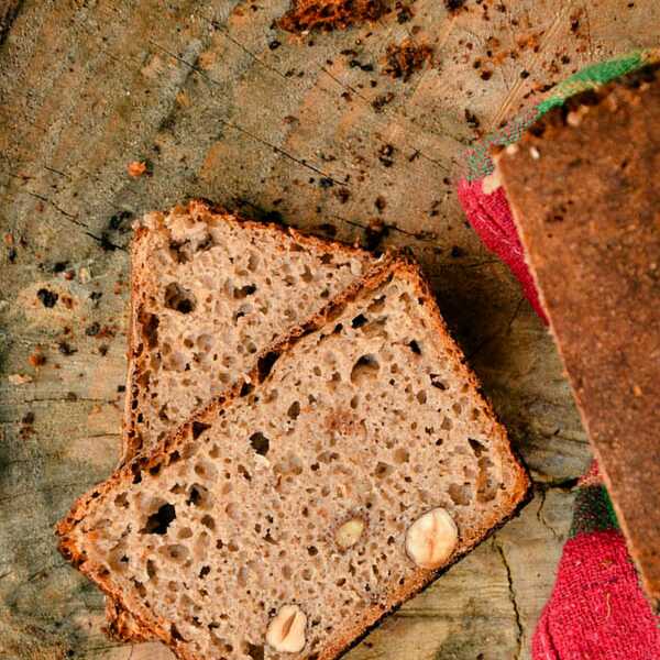 Chleb orkiszowo- gryczano- ryżowy z orzechami laskowymi