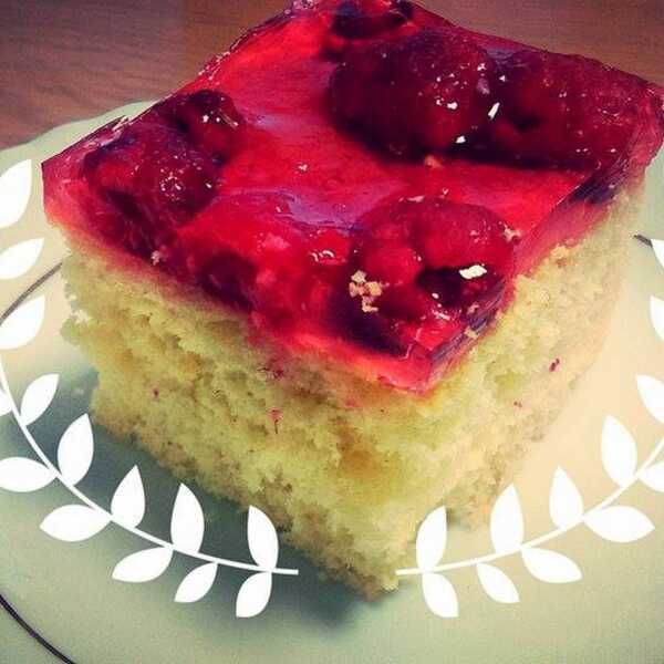 Szybki i łatwy biszkopt z malinami i malinową galaretką/ Quick and easy sponge cake with raspberries and raspberry jelly