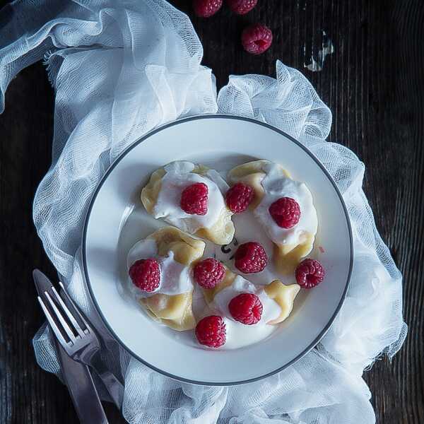 Pierogi z twarożkiem i malinami