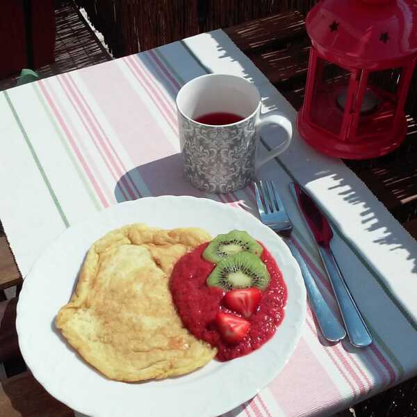 Omlet z musem truskawkowo-kiwi / Omelette with strawberry-kiwi mousse 